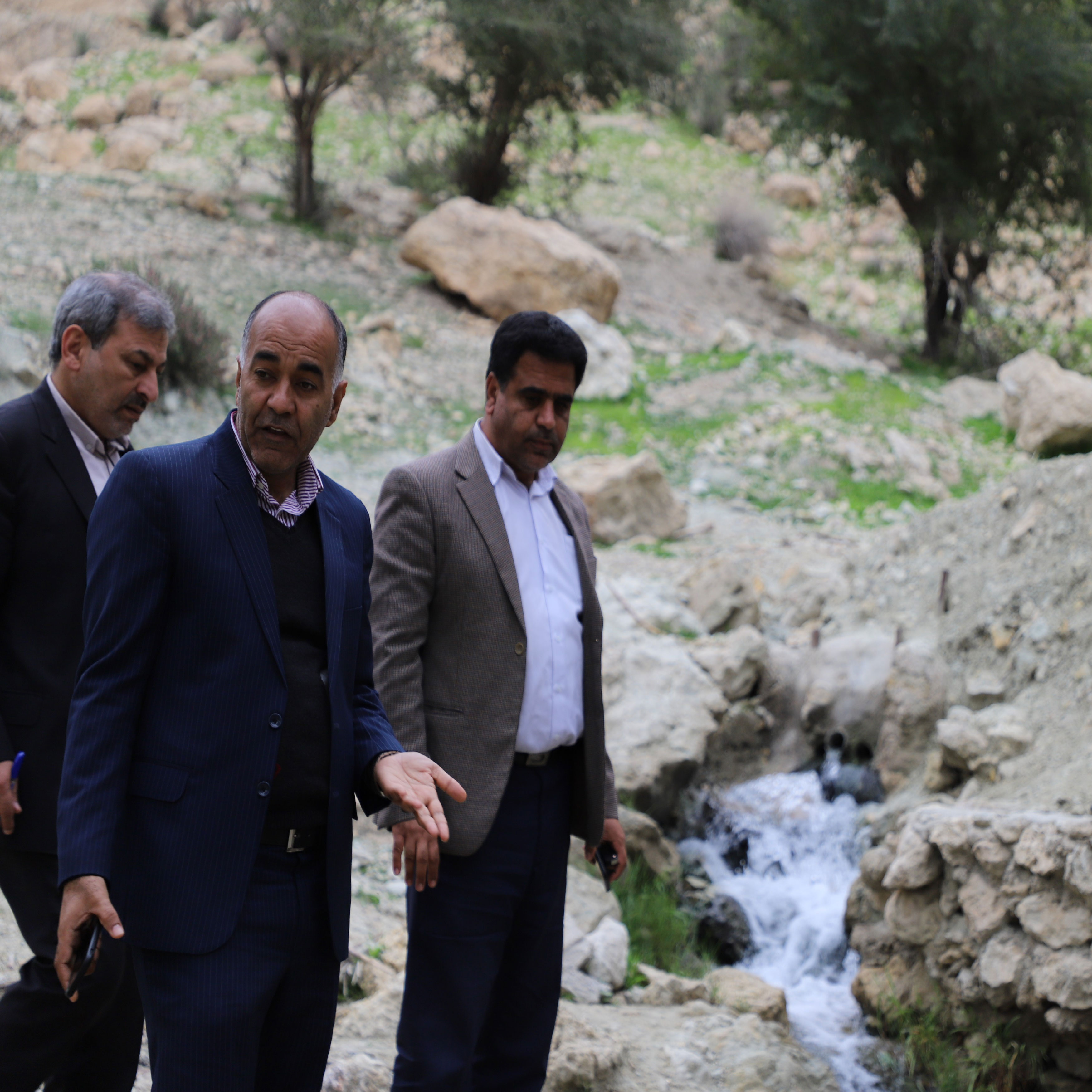 مخزن ذخیره آب و چشمه شاهزاده احمد دالکی مورد بازدید مدیرعامل شرکت آبفای استان قرار گرفت